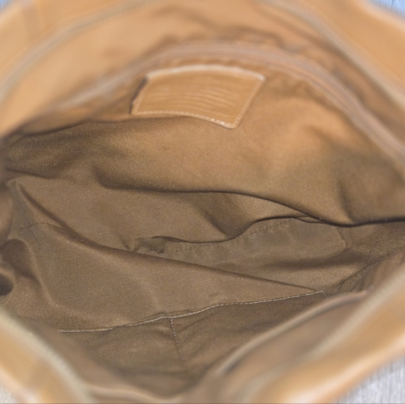 Coach Isabella Leather Shoulderbag - Picture 14 of 16